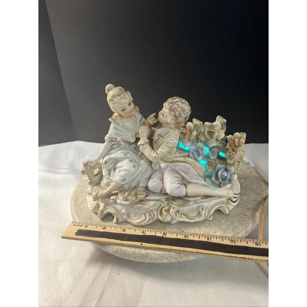 Ardalt/Sankyo Music Box Electrical Lamp Light Victorian Courting Couple Works